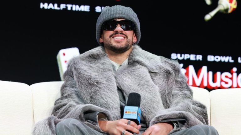Bad Bunny llega a rueda de prensa y eleva la expectativa por su participación en evento internacional