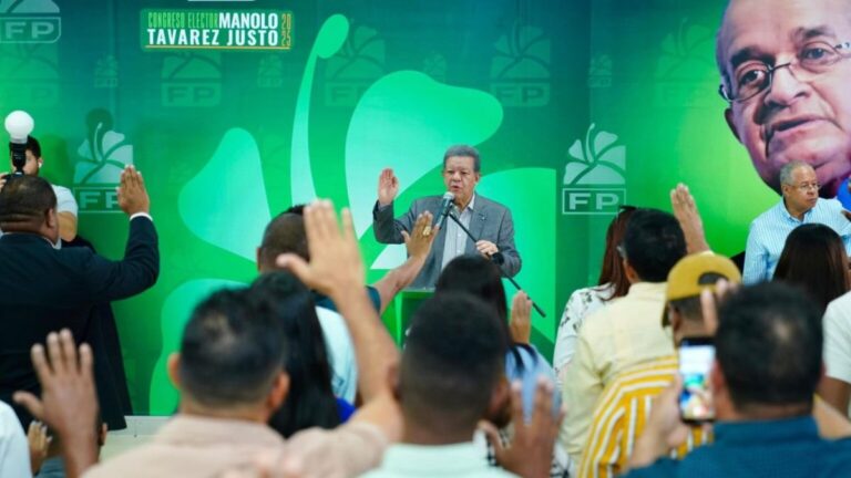 Leonel Fernández juramenta dirigentes magisteriales en la Fuerza del Pueblo